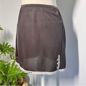 Vintage half slip brown with white lace 
By Formfit Rocers
▪️Size Small